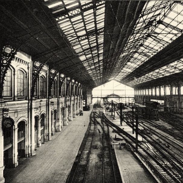 "Gare d'Austerlitz [ɡar dostèrlits]" — Définition de l'expression